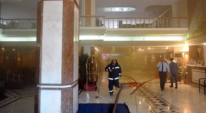 İstanbul&#039;da korkutan otel yangını!