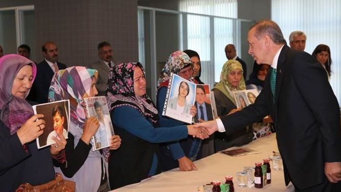 Başbakan Erdoğan çocukları dağa kaçırılan ailelerle görüştü