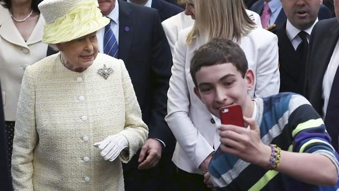 Kraliçe ile selfie