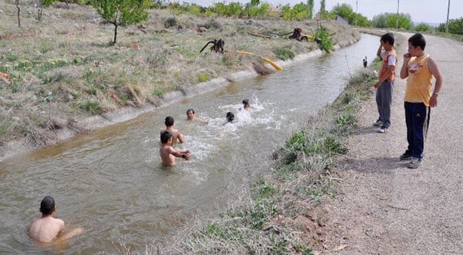 Çocukların sulama kanalındaki tehlikeli oyunu
