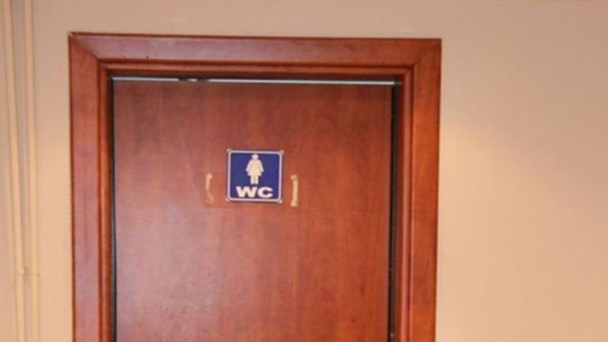 Kadınlar tuvaletine konan gizli kamera emniyete harekete geçirdi