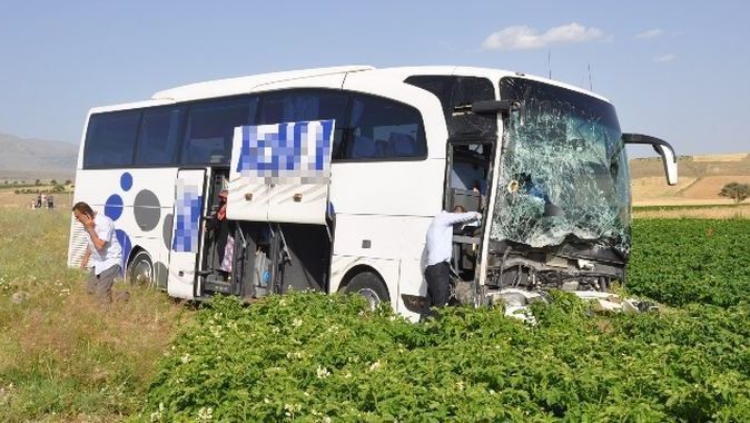 Yolcu otobüsü traktöre çarptı: 12 yaralı