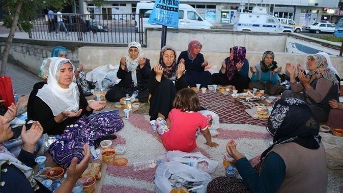 Diyarbakırlı aileler ilk iftarını eylem çadırında açtı