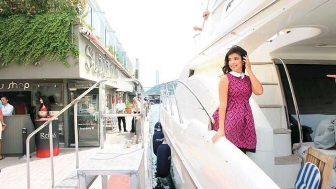 Indila, İstanbul&#039;da soluğu kebapçıda aldı!