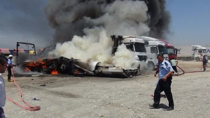 Mersin&#039;de 4 TIR alev alev yandı!