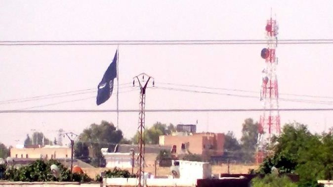 IŞİD militanları Tel Abyad ilçesine kendi bayrağını astı