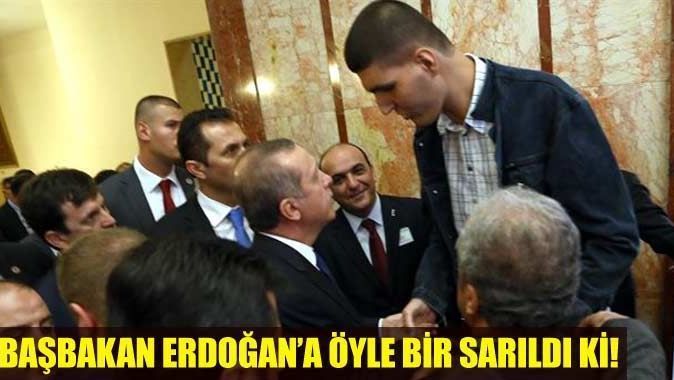 Başbakan Erdoğan&#039;a öyle bir sarıldı ki!