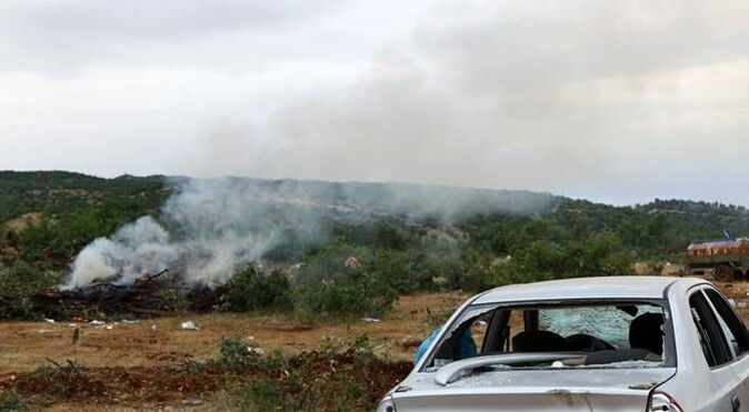 Diyarbakır&#039;da yol kesen PKK&#039;lılar yine araç yaktı