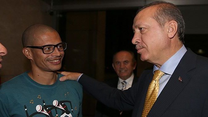 Başbakan Erdoğan&#039;ı havalimanında Alex karşıladı