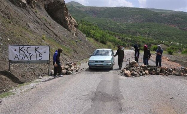 PKK&#039;lılar Van&#039;da yol kesti, polise saldırdı