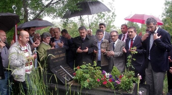 Abdurrahim Karakoç mezarı başında anıldı