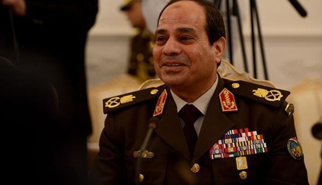 Sisi &quot;silahların gölgesinde&quot; yemin etti