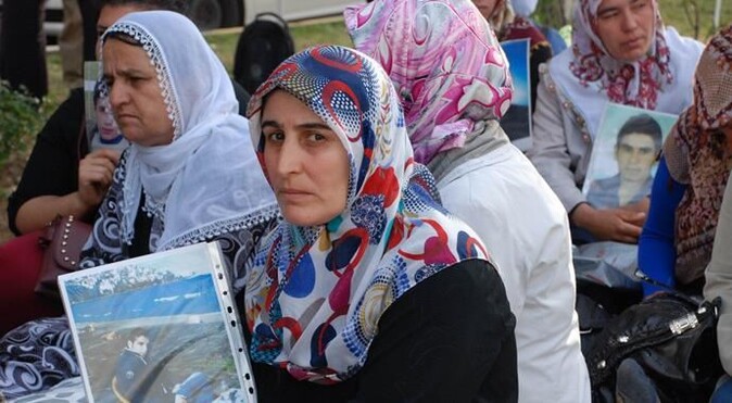 Diyarbakır&#039;da gerginlik hat safada, anneler eylemlerine ara verdi