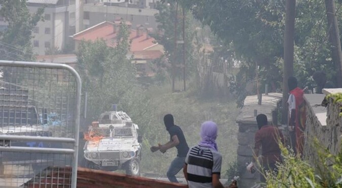 Askeri kışlaya bomba attılar! Hakkari&#039;de ortalık savaş alanı 