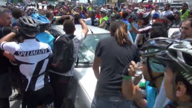 Üsküdar&#039;da kızgın sürücü bisikletçilerin arasına daldı