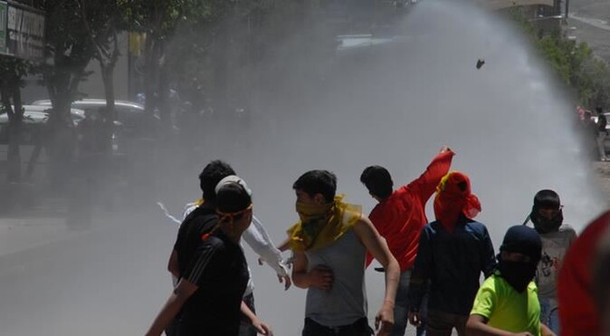 Erzurum&#039;da PKK yandaşları kamu binalarını ateşe verdi