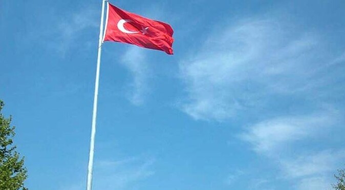 Türk bayrağını indiren zanlıya 14 yıl hapis cezası
