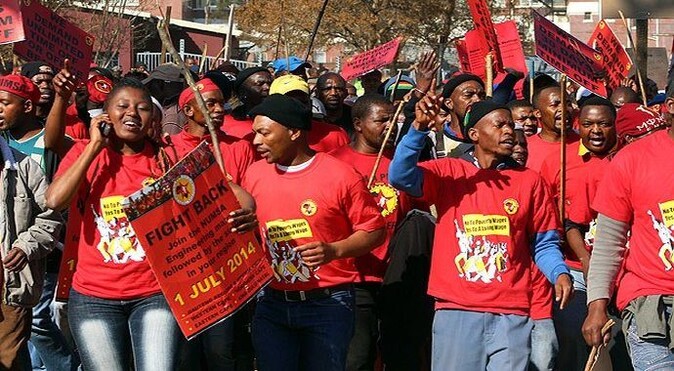 Güney Afrika&#039;da 220 bin metal işçisi greve gitti