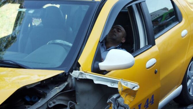 Kaza yapan taksi şoförü şoka girip, bayıldı