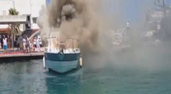 Ünlü iş adamının Çeşme&#039;de teknesi yandı