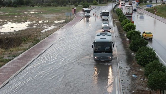 Çanakkale&#039;de şiddetli yağış yolları göle çevirdi