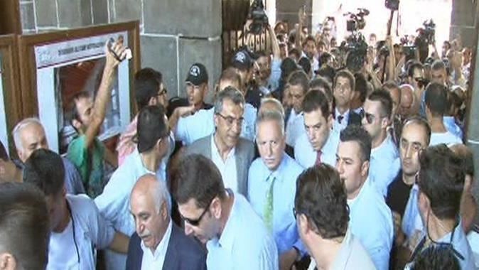 İhsanoğlu&#039;na cami çıkışı protesto!