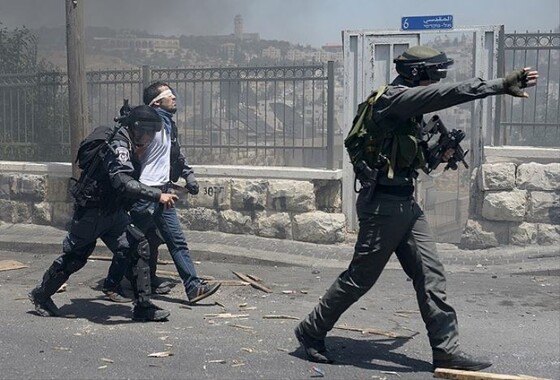 Kudüs&#039;te sivil polisler göstericileri ateşe tuttu