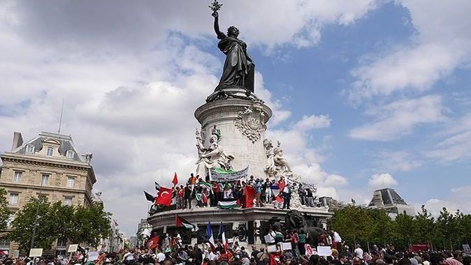 Paris&#039;te izinsiz gösteri gerginliği