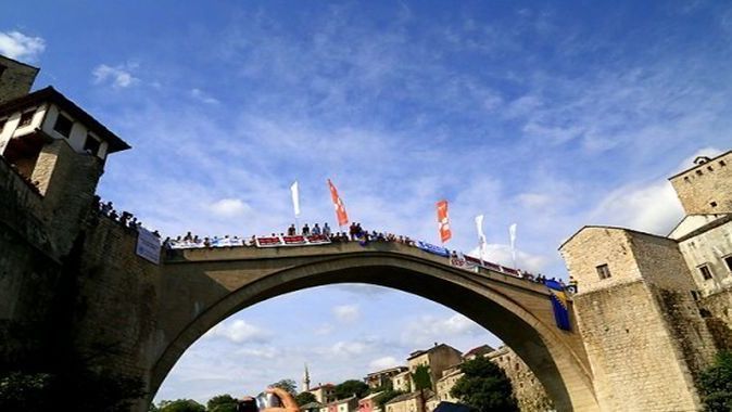 Mostar Köprüsü&#039;nde atlama yarışları yapıldı