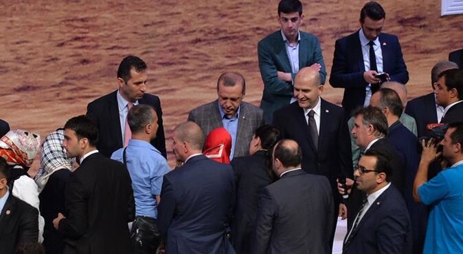 Erdoğan evinin önünde vatandaşlarla sohbet etti