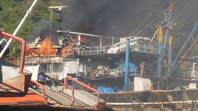 Armutlu&#039;da tersane yangını, bir tekne kül oldu