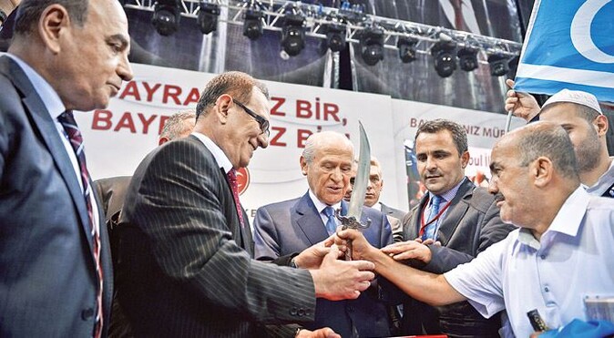 Bahçeli&#039;den Erdoğan&#039;a: 3 gol seni kurtarmaz