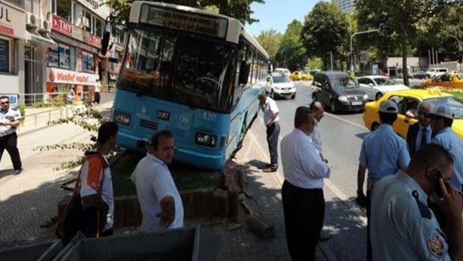 Beşiktaş&#039;ta halk otobüsü kaza yaptı!