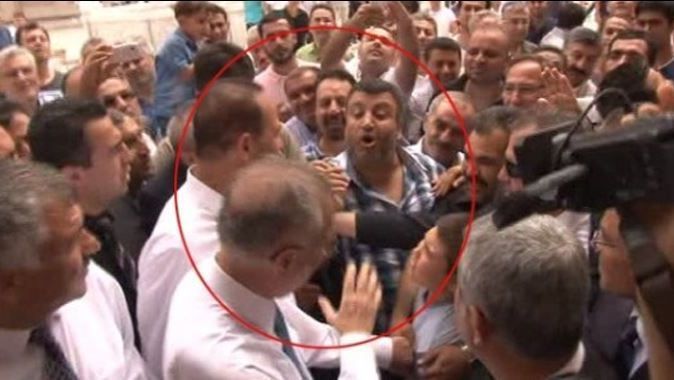 Ekmeleddin İhsanoğlu&#039;na darbe protestosu - İZLE
