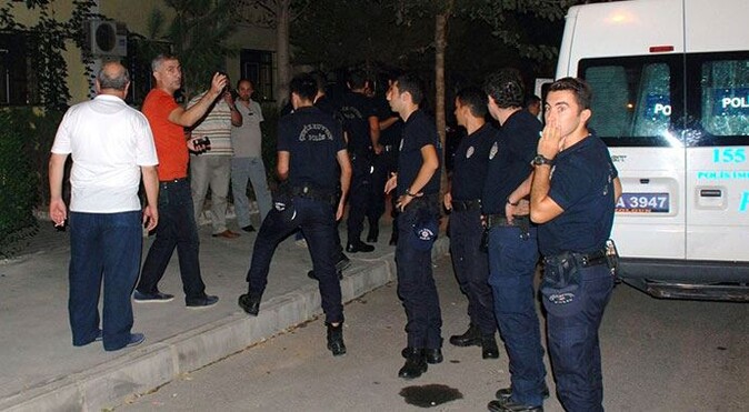 İzmir&#039;de kanlı gece: 1 ölü, 2 yaralı