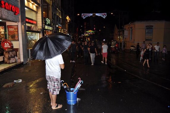 Yağmur ve rüzgar, İstanbul&#039;u esir aldı