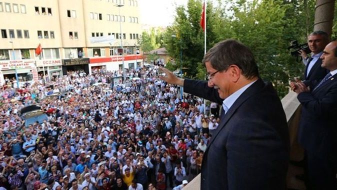 Ahmet Davutoğlu &#039;Başbakan&#039; sloganlarıyla karşılandı