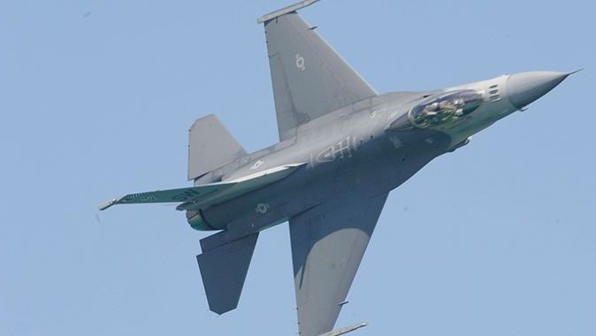 Yunan uçakları F-16&#039;ları taciz etti