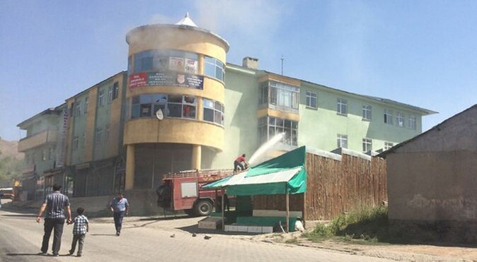 AK Parti ilçe binasını ateşe verdiler