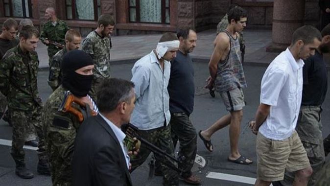 Ukrayna&#039;da esirler halka gösterildi