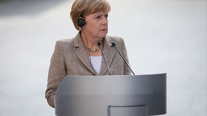 Merkel dinleme iddialarını yalanlamadı