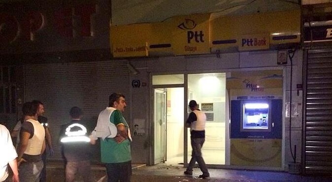 Maltepe Gülsuyu&#039;nda PTT şubesine bomba attılar