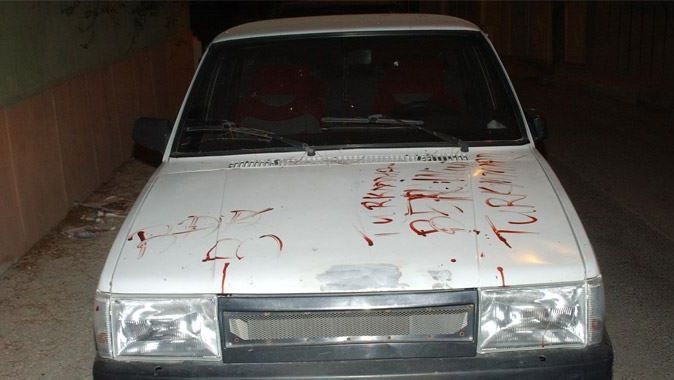 Kanıyla arabanın üzerine yazı yazdı