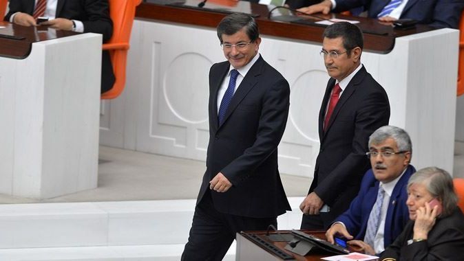Ahmet Davutoğlu TBMM&#039;de ilk kimin elini sıktı?