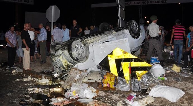 Manavgat&#039;ta trafik kazası, ölü ve çok sayıda yaralı var