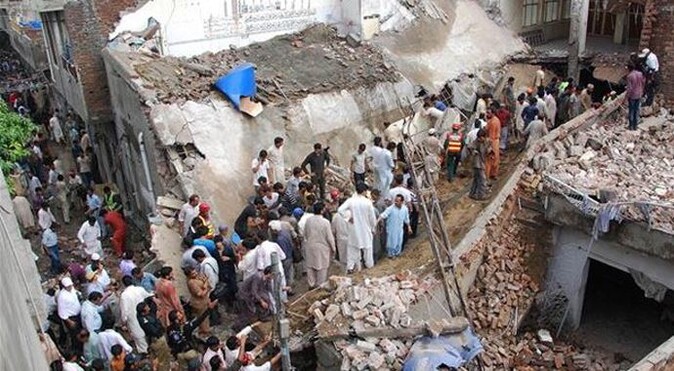 Pakistan&#039;da cami çöktü! 24 ölü
