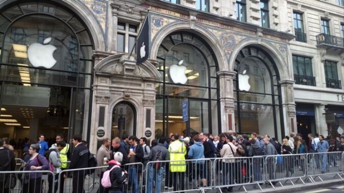 iPhone 6 için mağaza önü kuyruklar başladı!