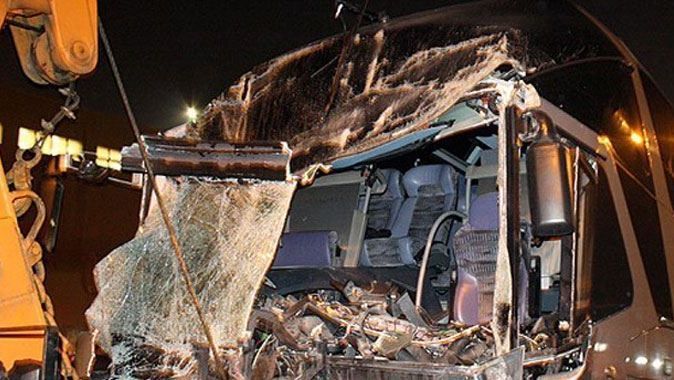 Yolcu otobüsü 200 metrelik uçurumdan düştü: 20 ölü