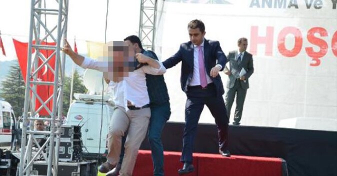 Davutoğlu&#039;nun kürsüsünü deviren adam serbest bırakıldı