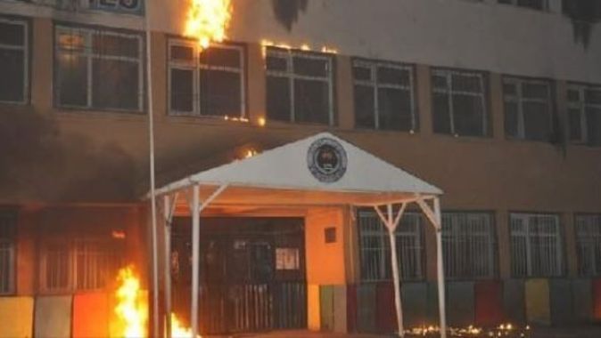 Gözü dönmüş caniler okulu ateşe verdi